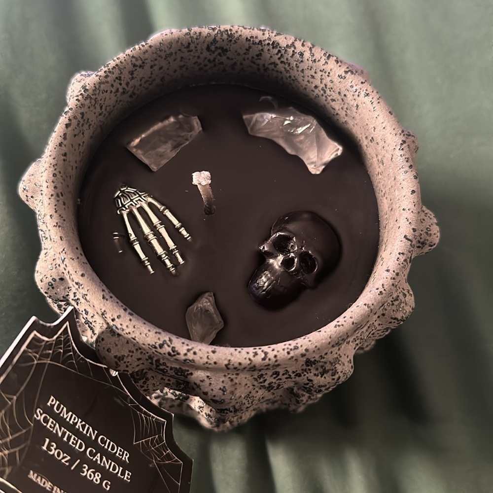 Bella Lux Halloween melted skull &crystals candle pumpkin cider scented candle